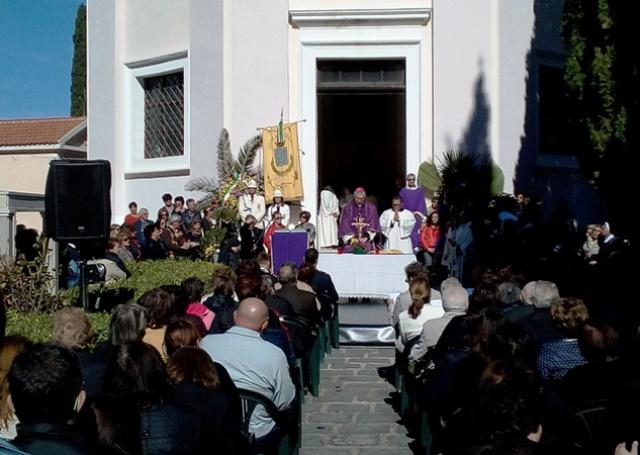 Tanti fedeli hanno partecipato alla Santa Messa celebrata dal padre Arcivescovo al cimitero di Rossano