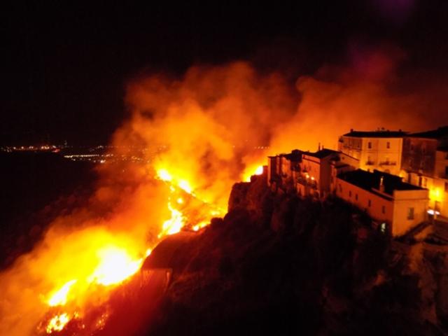 Paura a Rossano, nella tarda serata di luned 24 luglio, per un vasto incendio che ha interessato il centro storico bizantino