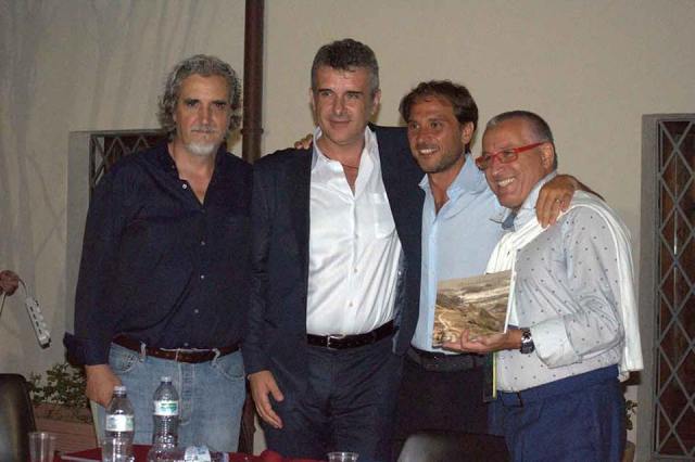 Rossano: tanta partecipazione alla presentazione del libro fotografico Sulle tracce delle Pietre del Destino 