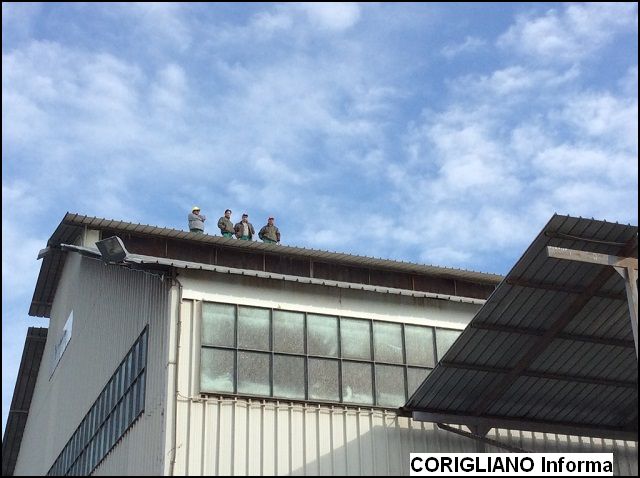 Protesta Bucita, scesi dal tetto i 6 lavoratori