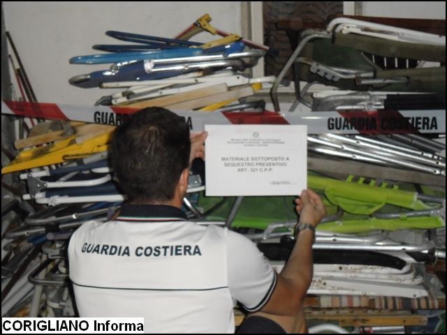 Roseto Capo Spulico - La Guardia Costiera libera la spiaggia dagli ombrelloni abusivi