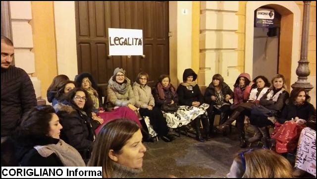 Nottata all aghiaccio per i 39 assistenti fisici dinanzi al Comune di Rossano 