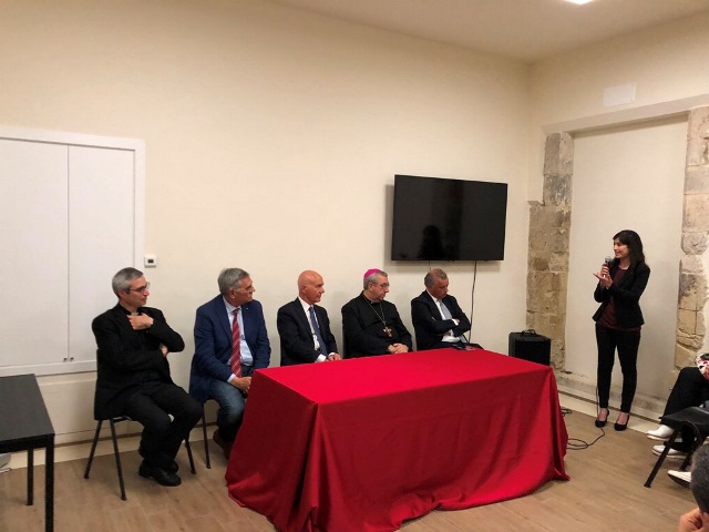 Il Commissario sfoglia il Codex