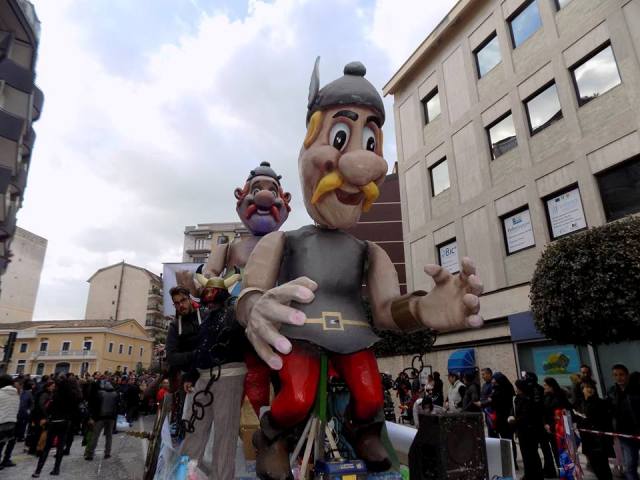 Bagno di folla a Rossano per il ritorno del Carnevale