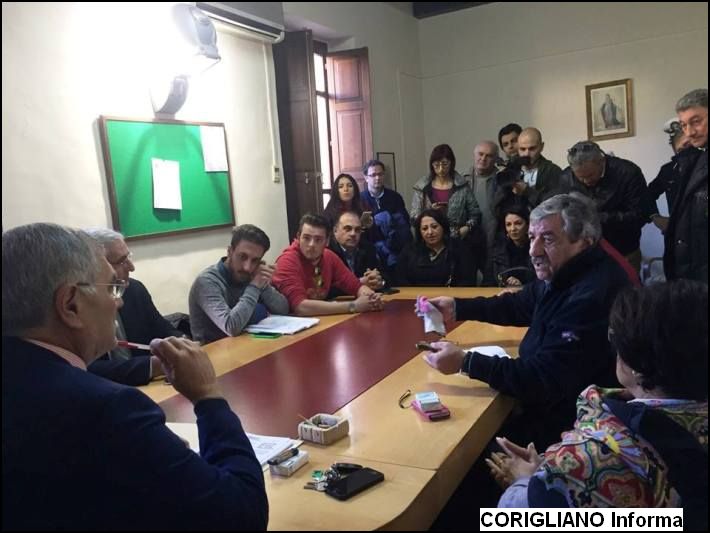 IN CORSO A PALAZZO GAROPOLI CONFRONTO TRA SINDACO E MANIFESTANTI