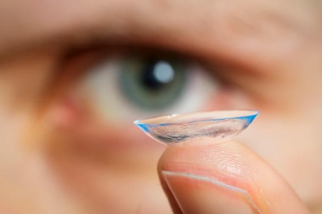 Attenzione alle lenti a contatto, sono un possibile veicolo per il Covid-19