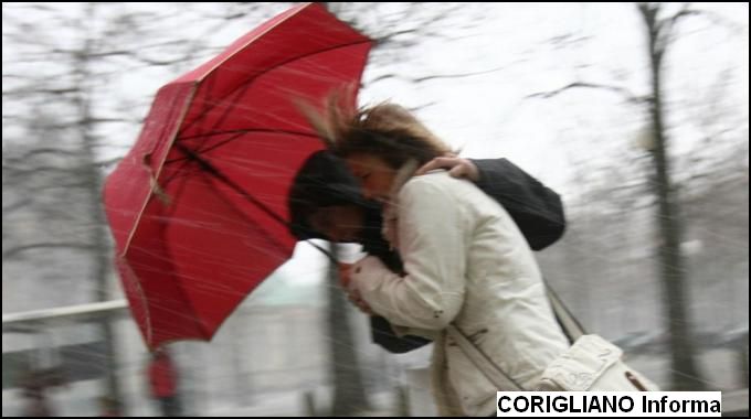 CADE PALO DELLA LUCE ALLO SCALO CITTADINO E FERISCE UOMO DI 75 ANNI