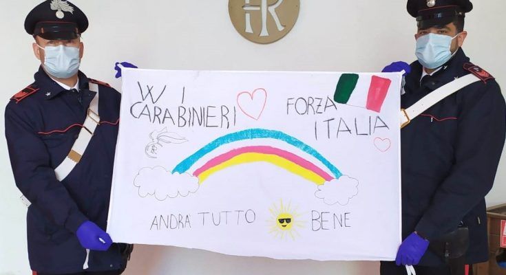 Bisignano: Un bambino lascia davanti alla Stazione dei Carabinieri uno striscione inneggiante ai militari
