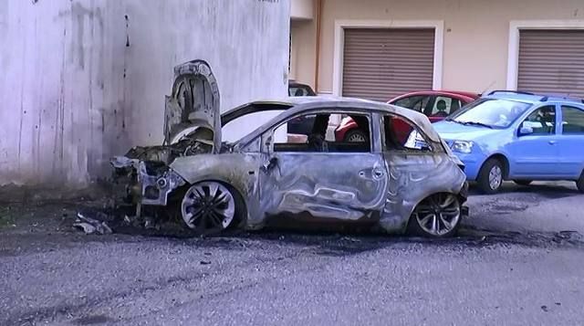 Corigliano, a fuoco unauto