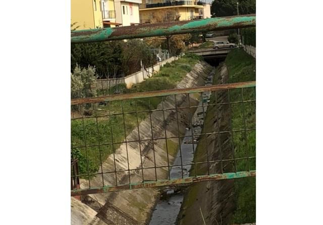 Corigliano. Il canale di scolo di Via Berlinguer: deve essere messo in sicurezza