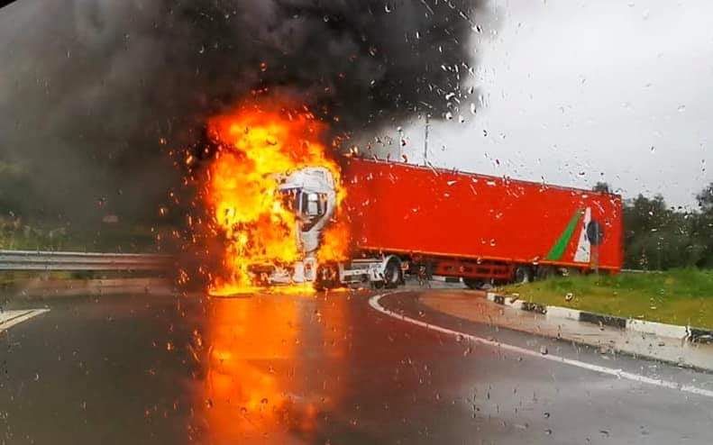 Corigliano-Rossano. Autoarticolato in fiamme sulla S. S. 106 