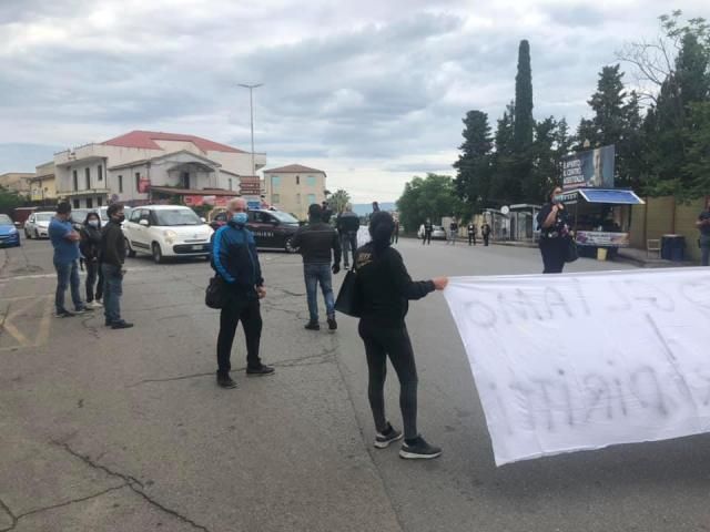 Corigliano-Rossano: I cittadini di localit Cantinella questa mattina hanno occupato la sede stradale