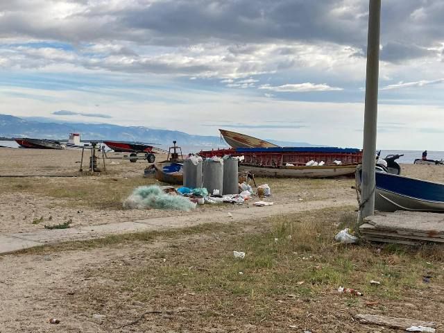Corigliano-Rossano: Spiaggia libera di Schiavonea nel degrado, Amministrazione assente, foto-denuncia del Movimento del Territorio