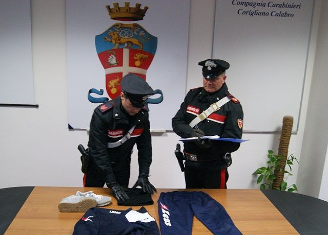 Corigliano-Rossano. Svaligia un negozio di abbigliamento, arrestato