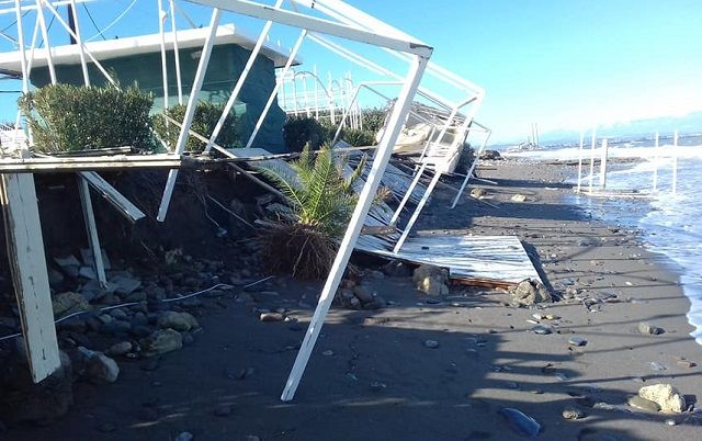 Danni ingenti al Lido SantAngelo di Rossano per il forte vento e le mareggiate