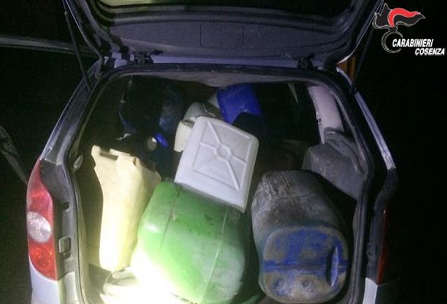 Fermata auto con un arsenale di arnesi da scasso e passamontagna