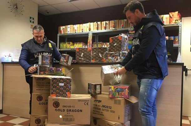 GDF: sequestrati 10 quintali di fuochi pirotecnici illegali. Denunciati 10 responsabili