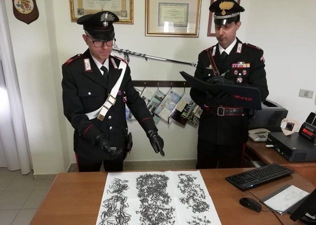 Gettava dei chiodi sulle strade: identificato e denunciato dai Carabinieri