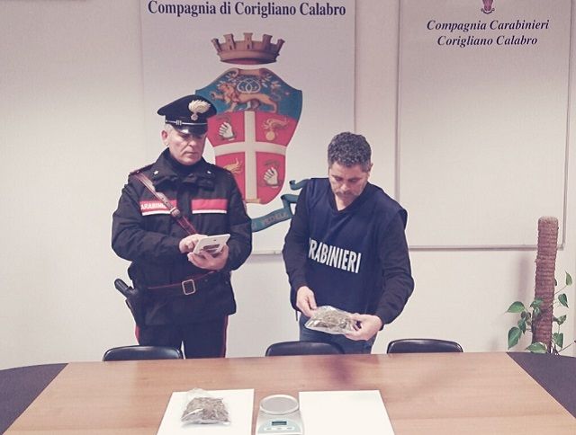 I Carabinieri fermano due giovani insospettabili con quasi 300 grammi di marijuana nascosta in auto