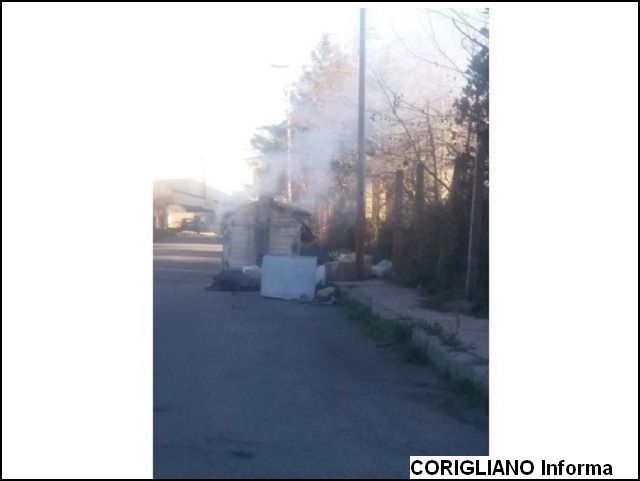 Incendiati cassonetti a Cantinella di Corigliano 