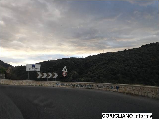 La FIDELITAS chiede di rimuovere la scritta, che imbratta la porta dingresso verso il Centro Storico, allAmministrazione Comunale di Corigliano Calabro