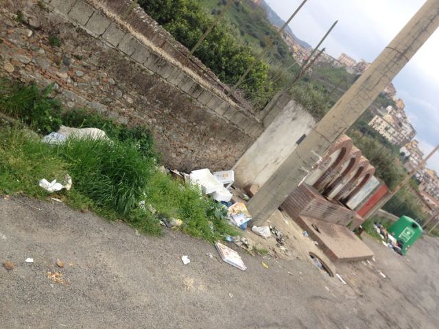 La Fidelitas segnala al Comune di Corigliano che la fontana idrica pubblica di C/da Bonifacio  immersa tra i rifiuti
