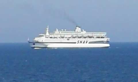 La nave Augusta  attraccata nel porto di Corigliano, ma andr a Lampedusa