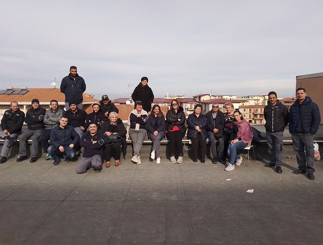 Lavoratori addetti alle pulizie nellOspedale di Rossano stamani sul tetto