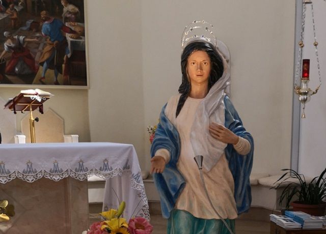 Statua Maria di Nazareth a Corigliano. La scultura presso la parrocchia Santa Maria delle Grazie