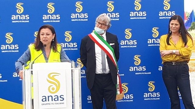 Tanta partecipazione alla cerimonia di consegna dei lavoro del 3 megalotto per lammodernamento della SS 106 jonica tra Sibari e Roseto Capo Spulico