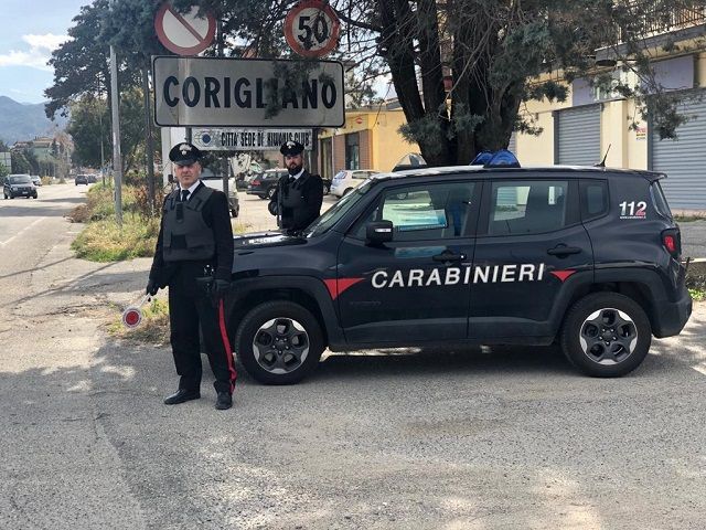 Violavano le disposizioni di restrizione alla circolazione stando seduti a chiacchierare e scherzare sulle panchine: denunciati dai Carabinieri