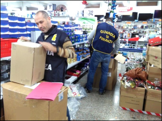 GUARDIA DI FINANZA: OPERAZIONE SAFE CHRISTMAS, SEQUESTRATI UN MILIONE DI PRODOTTI NATALIZI NON CONFORMI